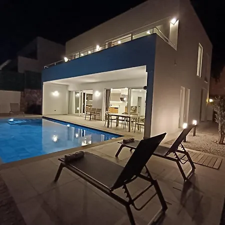 Luxury By The Coast *