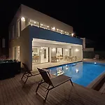 Luxury By The Coast Holiday home *
